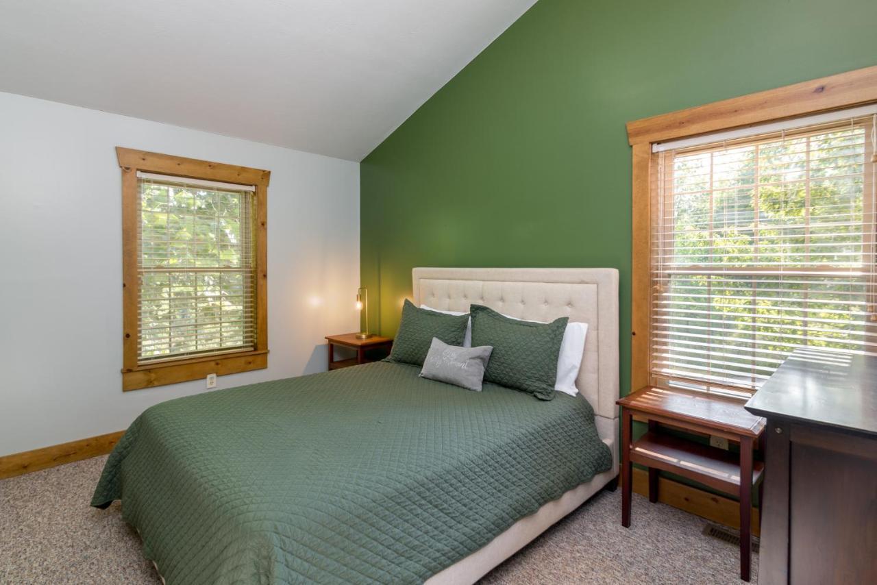 Blue Spruce . Trailside Lodging Villa Millersburg Esterno foto